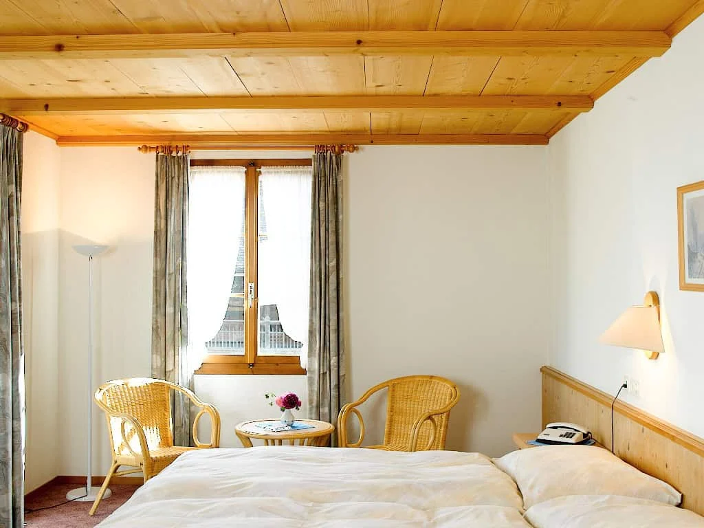 Modern eingerichtetes Doppelzimmer im Hotel Bären Sumiswald