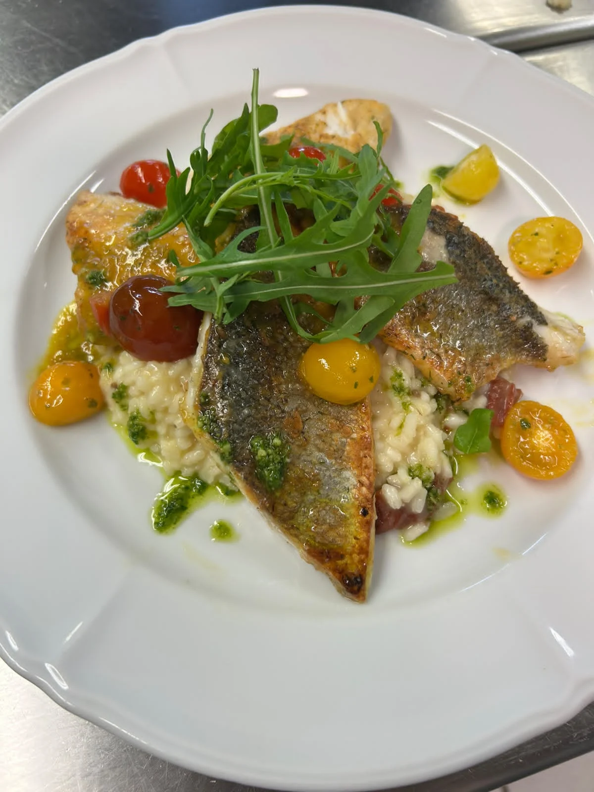 Gebratener Wolfsbarsch auf Risotto, à la carte im Restaurant Bären Sumiswald